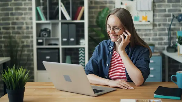 Collaboratrice répondant à un client au téléphone