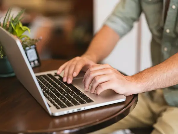 Client consultant son espace en ligne sur ordinateur