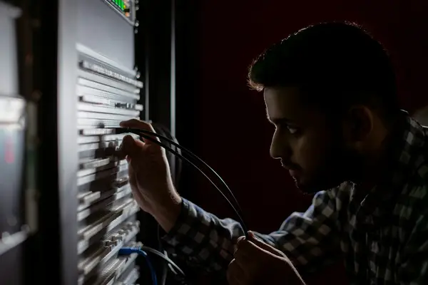 Technicien intervenant sur une baie informatique
