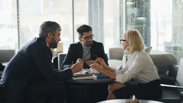 Dirigeants en réunion autour d'une table