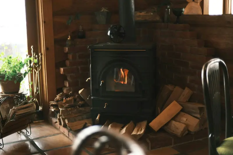 Poêle à bois allumé dans un salon