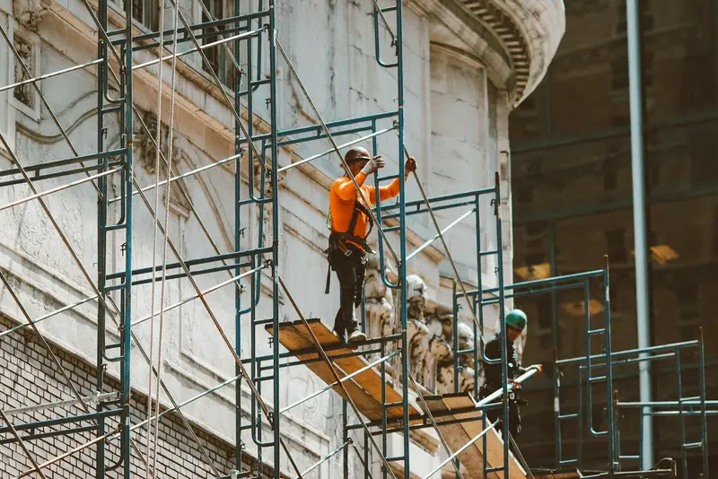 Façadier sur un échafaudage